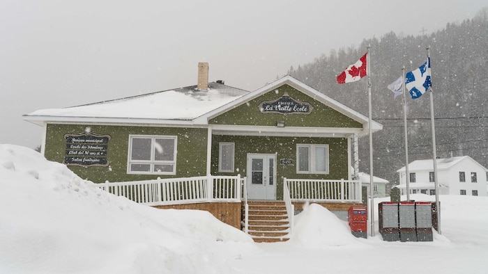 L'extérieur du bureau municipal de Rivière-à-Claude en hiver.