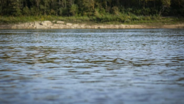 Gros plan sur la rivière Athabasca en septembre 2026.