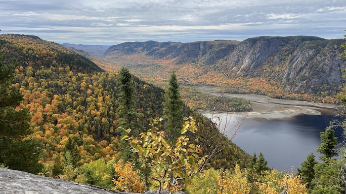 Une rivière dans une vallée.