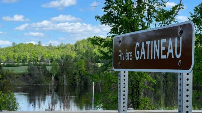 Une pancarte indiquant la rivière Gatineau.