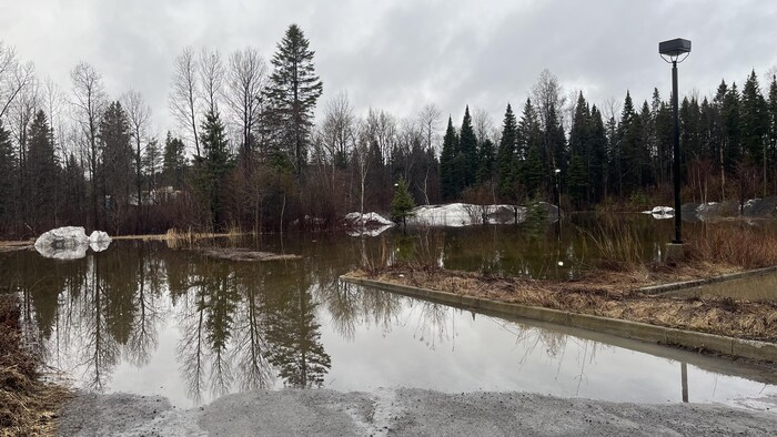 Le stationnement du restaurant Archibald inondé.