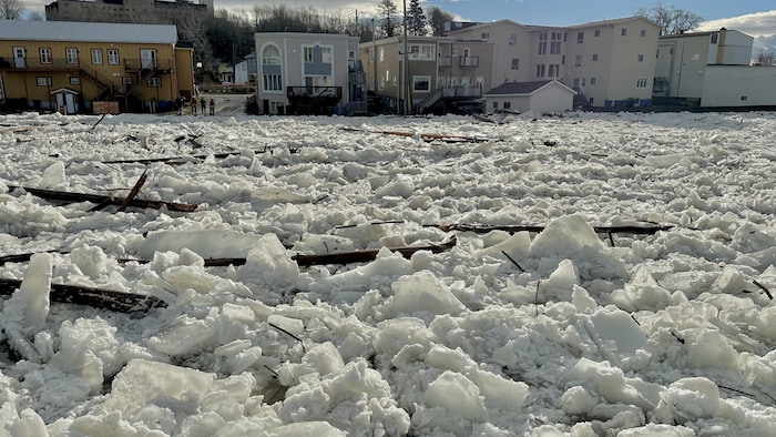 De la glace sur la rivière au centre-ville de Matane en bordure des maisons.