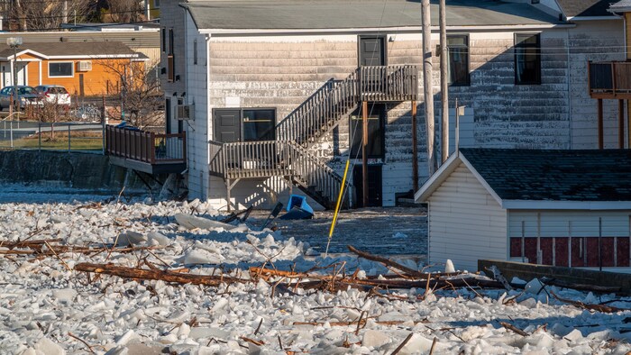 Des maisons avec de la glace dans leur cour.