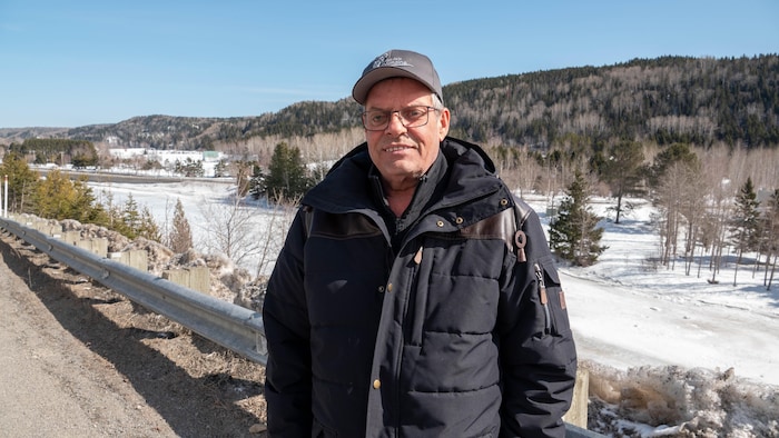 Georges Ouellet devant la rivière.