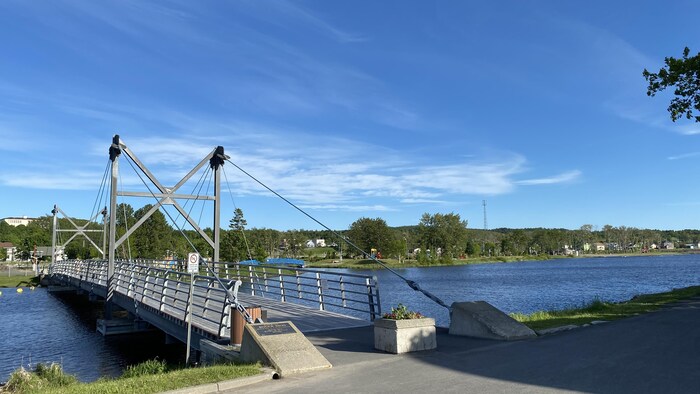 Une passerelle qui forme un pont pour traverser au parc des îles.