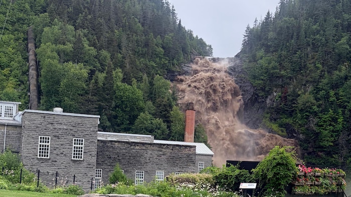 La chute Ouiatchouan.