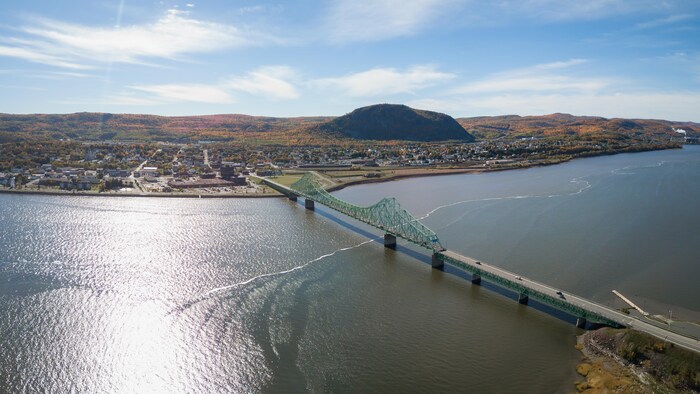 Vue aérienne de la rivière Restigouche, du pont J. C. Van Horne et de Campbellton, en automne.