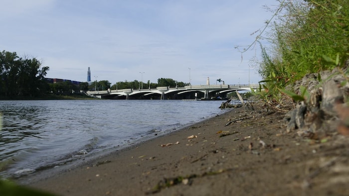 a rivière Rouge coule sous un pont.