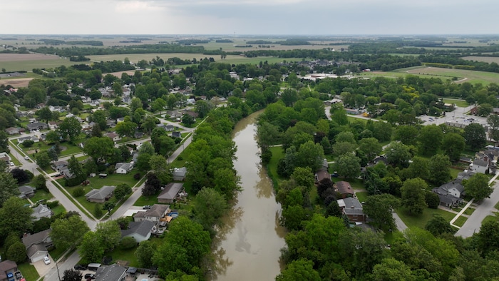 Prise de vue aérienne de la rivière Sydenham qui se glisse un chemin entre deux quartiers résidentiels