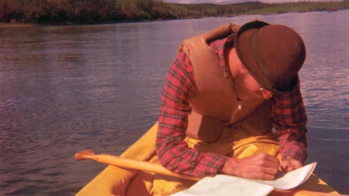 Mike Rourke prend des notes depuis son embarcation sur la rivière.