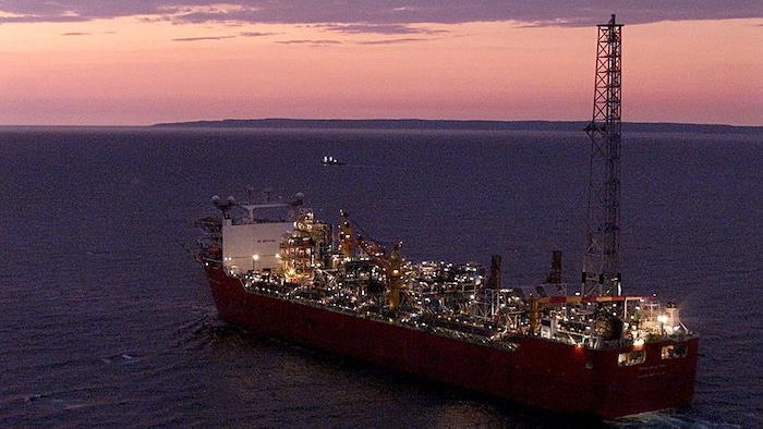 Le navire de production du site de Terra Nova, qui est en fait une plateforme. mobile, est en mer.