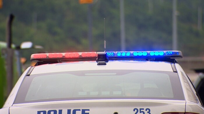 Une voiture de police.