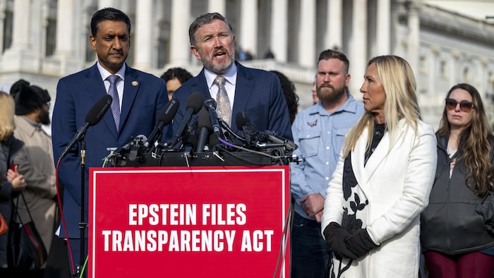 Ro Khanna, démocrate de Californie, le représentant républicain Thomas Massie, ainsi que la représentante Marjorie Taylor Greene, s'expriment lors d'une conférence de presse avant le vote.