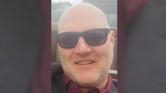 Rob doig assis avec des lunettes de soleil.