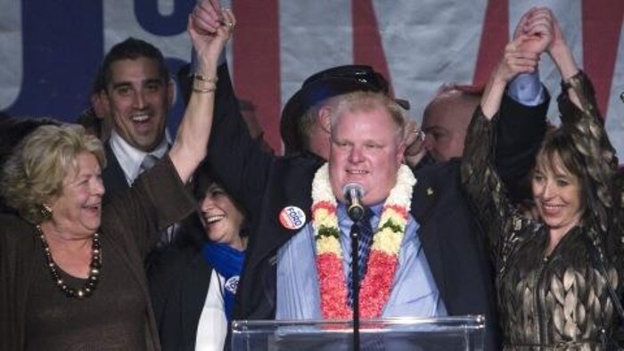 Rob Ford célèbre sa victoire sur scène entouré de ses proches.