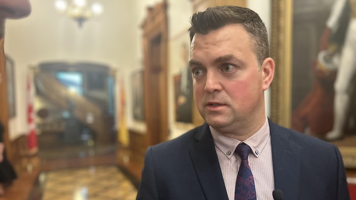 Une photo de Robb McKee lors d'une mêlée de presse à Fredericton.