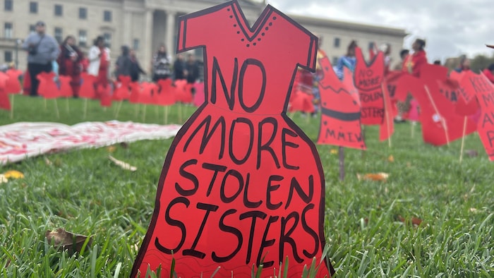 De petites robes rouges cartonnées sont plantées dans la pelouse du palais législatif du Manitoba, le 4 octobre 2023.