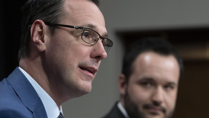 Gros plan du ministre Jean-François Roberge, de côté, répondant à une question. À l'arrière-plan, le ministre Mathieu Lacombe.
