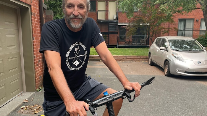 Un homme sur un vélo.