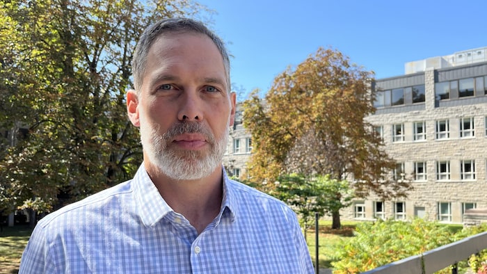 Robert Clark sur le campus universitaire en automne.