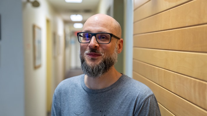Portrait de Robert Delatolla, avec des lunettes et une barbe.