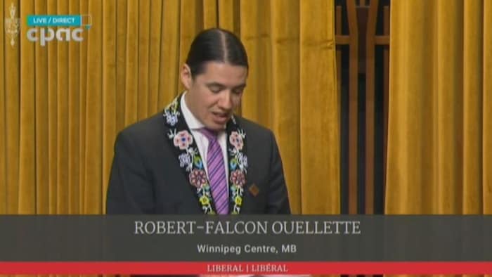 Un homme aux cheveux longs porte une veste à motif Métis.