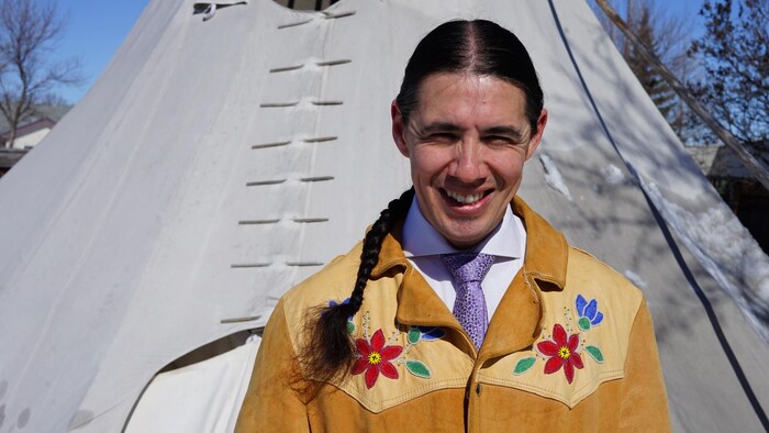 Robert-Falcon Ouellette devant un tipi.