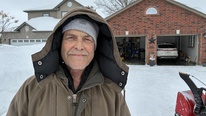 Robert Gagnon, un résident du Grand Sudbury, debout devant la caméra.