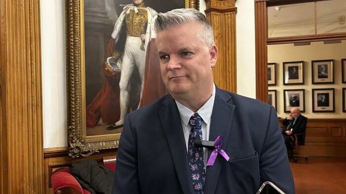 Une photo de Robert Gauvin lors d'une mêlée de presse à Fredericton.