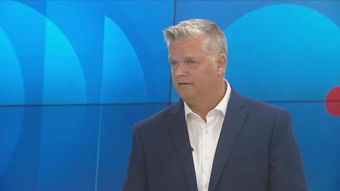 Un homme en entrevue.