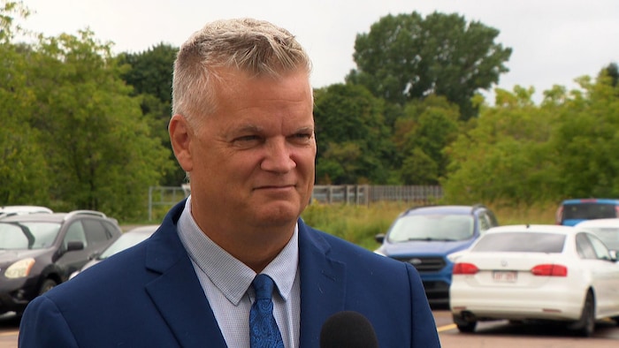Robert Gauvin interviewé à l'extérieur.