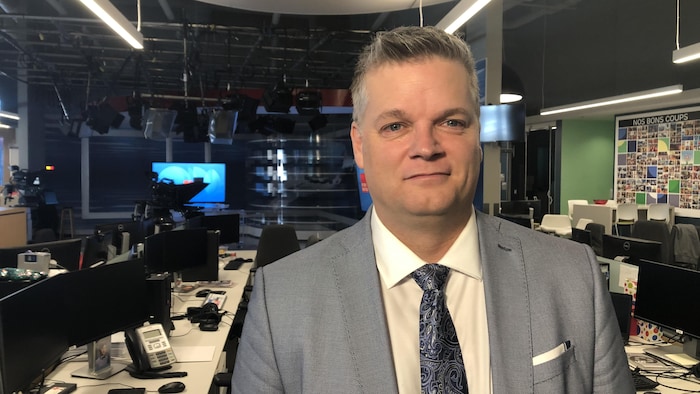 Robert Gauvin dans un studio de télévision.