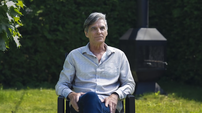 Robert Geoffrion, consommateur, assis face à la caméra.