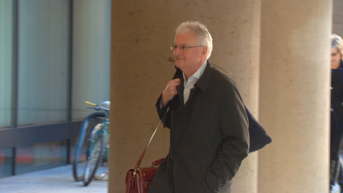 Robert Grant en train de marcher vers l'entrée de la Cour suprême de la Colombie-Britannique.
