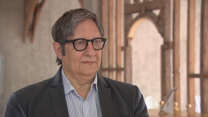 Robert Lepage en entrevue avec Radio-Canada au théâtre du Diamant.