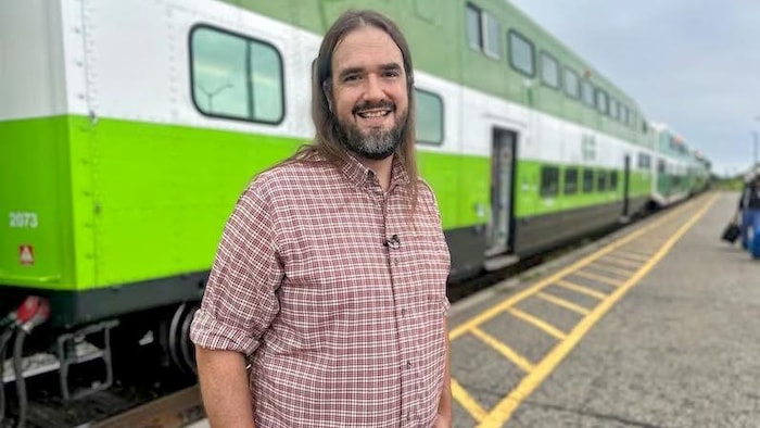 Robert Mason sur le quai de la gare Go train de St. Catharines.