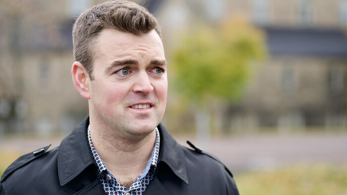 Le député libéral Robert McKee dehors.