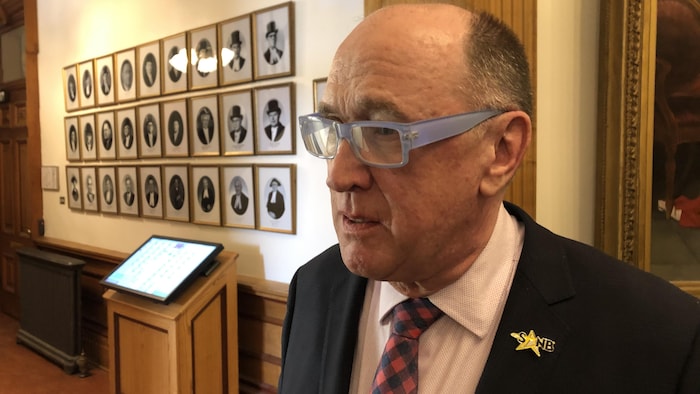 Robert Melanson dans un corridor de l'Assemblée législative du Nouveau-Brunswick à Fredericton, le jour du budget du gouvernement, le 10 mars 2020.