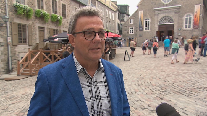 Robert Mercure devant la place Royale à Québec.