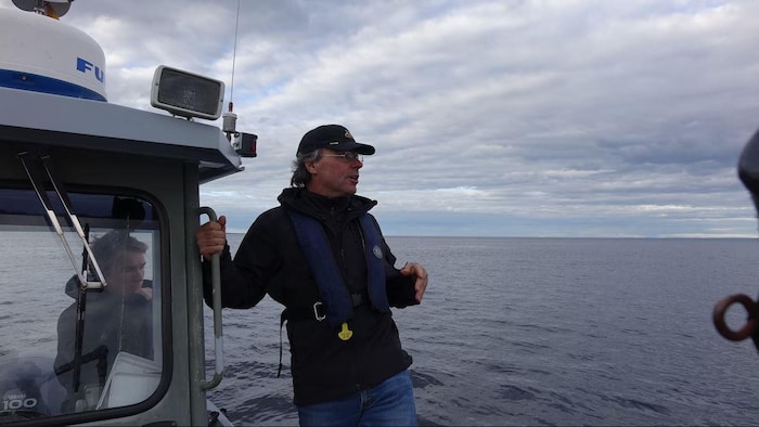 Robert Michaud, directeur scientifique du Groupe de recherche et d'éducation sur les mammifères marins (GREMM) en 2017, sur un bateau. 