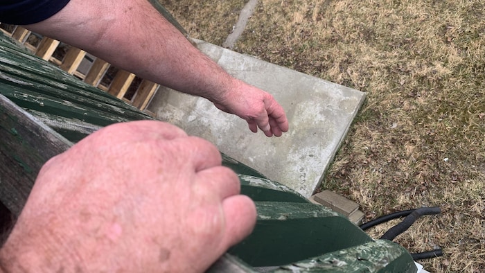 Robert Ouellet montre les tuyaux reliés à ses pompes.

