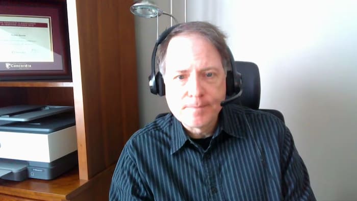 Robert Soroka interviewé par vidéoconférence.