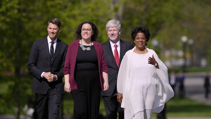 Gregor Robertson, Rebecca Alty, Tim Hodgson et Marjorie Michel arrivent en souriant à Rideau Hall.
