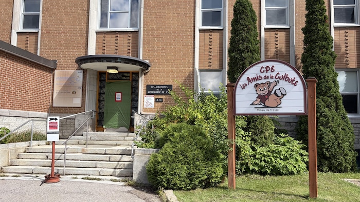 Pancarte du CPE Les Amis de la Culbute devant l'ancien monastère des Augustines.