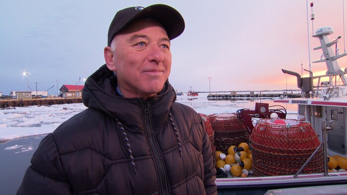 Paul Robichaud interviewé sur un quai.