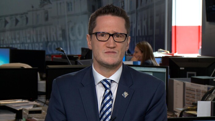 Benoit Charette dans un studio.