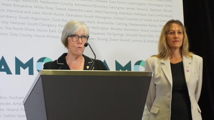 Robin Jones livre un discours à l'assemblée de l'Association des Municipalités de l'Ontario