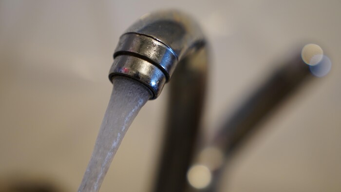 Un robinet avec de l'eau qui coule.