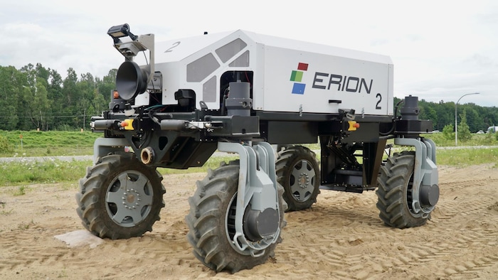 Un robot-tracteur est au milieu d'un champ.                               