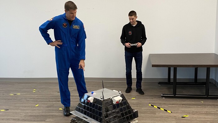 Jeremy Hansen y su hijo Devon vuelan un prototipo del módulo lunar canadiense.